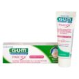 Une boîte de dentifrice Sunstar GUM Paroex avec un tube à côté. L'emballage est principalement blanc avec des accents verts et rouges. Le dentifrice est destiné au contrôle professionnel de la plaque dentaire afin de favoriser une santé optimale des gencives et il contient 0,12 % de digluconate de chlorhexidine.