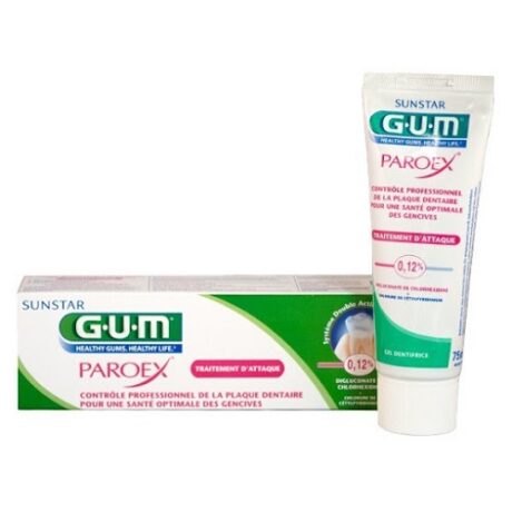 Une boîte de dentifrice Sunstar GUM Paroex avec un tube à côté. L'emballage est principalement blanc avec des accents verts et rouges. Le dentifrice est destiné au contrôle professionnel de la plaque dentaire afin de favoriser une santé optimale des gencives et il contient 0,12 % de digluconate de chlorhexidine.