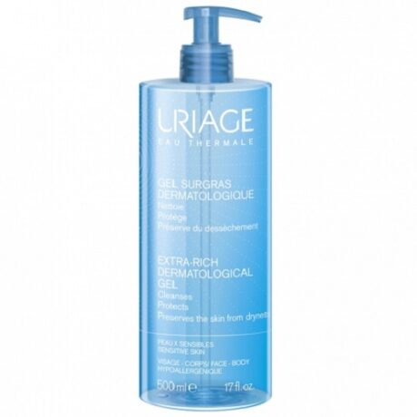 Un flacon bleu clair de Gel Dermatologique Extra-Riche Eau Thermale d'Uriage avec un distributeur à pompe. Le texte sur le flacon indique qu'il nettoie, protège et préserve la peau du dessèchement. Il convient aux peaux sensibles du visage et du corps et est hypoallergénique. La taille du flacon est de 500 ml.