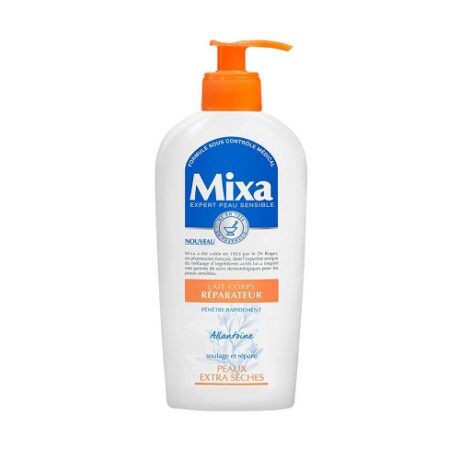 Un flacon en plastique blanc de Mixa Lait Corps Réparateur, une lotion corporelle pour peaux très sèches. La bouteille porte une étiquette bleue et blanche avec du texte français et un distributeur à pompe orange. Le produit est étiqueté comme apaisant et réparateur.