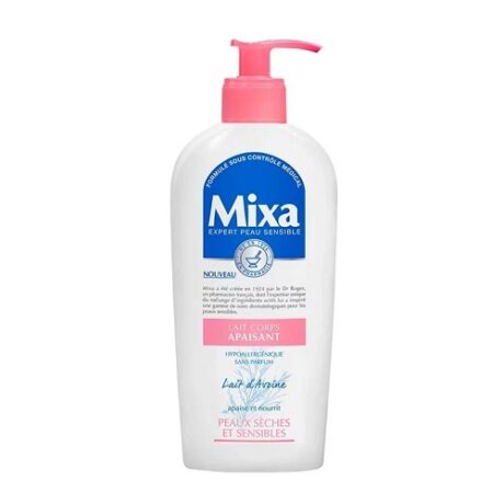 Un flacon de lotion Mixa blanc avec une pompe et un bouchon roses. La bouteille porte un étiquetage bleu et rose, indiquant qu'elle est destinée aux peaux sensibles. Le texte sur la bouteille est en français, avec des phrases clés comme « Expert Peau Sensible » et « Lait Corps Apaisant ».