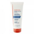 Un tube blanc de Ducray Anaphase+ Strengthening Conditioner pour la chute des cheveux, avec du texte rouge, bleu et noir. Le tube se tient debout sur un fond blanc et possède un capuchon orange en bas. Les informations sur le produit sont écrites en plusieurs langues sur le devant.