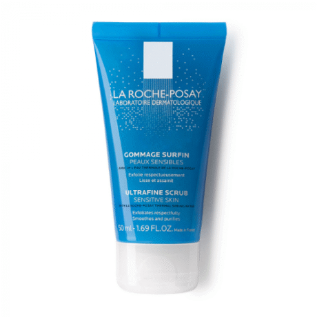 Un tube bleu de 50 ml de Gommage Ultrafin La Roche-Posay pour peaux sensibles. Le texte sur le tube reprend les détails du produit en français et en anglais, mettant en avant ses propriétés exfoliantes, adaptées aux peaux sensibles. Le tube se dresse sur un fond blanc.