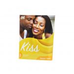 Une boîte de préservatifs de la marque "Kiss" au goût banane. La boîte présente l'image d'un couple heureux s'embrassant, avec un motif jaune et blanc. Le texte sur la boîte indique « 3 Préservatifs Præservatif » et « Banane / Banana ».