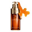 Une bouteille de Clarins Paris Double Sérum avec système hydrique + lipidique est présentée. Le flacon a un bouchon pompe doré et contient du sérum de couleur ambrée. Un morceau de racine de curcuma est fixé sur le côté de la bouteille.