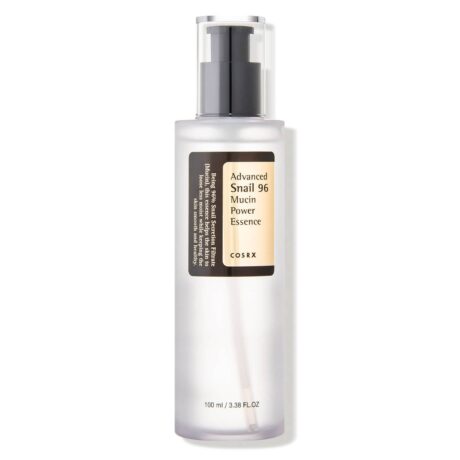 Une bouteille transparente de COSRX Advanced Snail 96 Mucin Power Essence avec un distributeur à pompe noir. L'étiquette affiche le nom et les détails du produit en texte noir et blanc. Le flacon contient 100 ml (3,38 fl oz) d'essence.