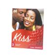 Une boîte de préservatifs « Kiss » aromatisés à la fraise est présentée. L'emballage présente une photo d'un couple souriant dans une étreinte. La boîte indique qu'elle contient trois préservatifs et porte "Fraise / Strawberry" écrit en bas à droite.