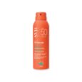 Une bouteille orange de SVR Sun Secure Brume, un spray solaire frais et invisible avec SPF 50. La bouteille comporte un texte blanc et doré et un symbole solaire bleu en bas, soulignant la haute protection solaire. Convient aux peaux sensibles des enfants et des adultes.