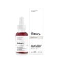 Un flacon de 30 ml de solution peeling The Ordinary AHA 30 % + BHA 2 % avec un couvercle compte-gouttes est placé à côté de son emballage en boîte rectangulaire blanche. La bouteille contient un liquide rouge et la boîte comporte le nom et les détails du produit en texte noir.