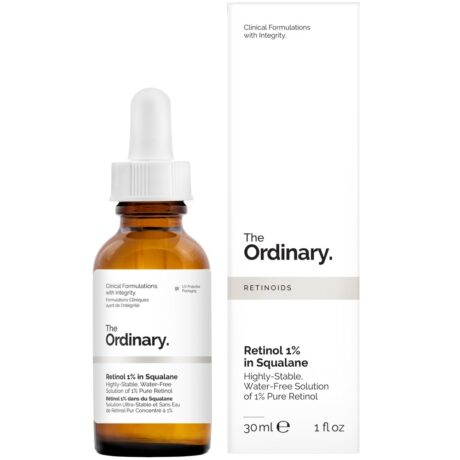 Un flacon compte-gouttes en verre marron de « The Ordinary Retinol 1% in Squalane » se trouve à côté de son emballage en boîte blanche. Le flacon contient 30 ml (1 fl oz) de produit. La boîte et le flacon présentent tous deux le design et le texte minimalistes emblématiques de la marque.
