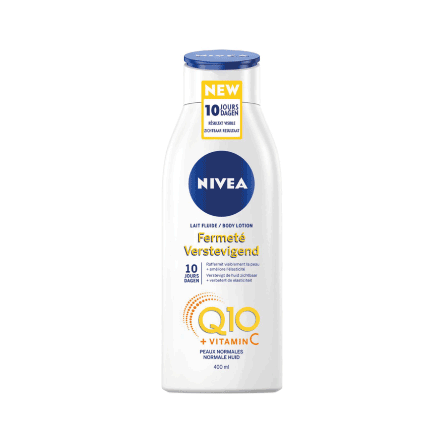 Une bouteille blanche de lotion corporelle raffermissante Nivea avec Q10 et vitamine C pour peau normale, vue de face. L'étiquette est rédigée en français, mettant en avant 10 jours de peau visiblement plus ferme. La bouteille a un bouchon jaune et des accents bleus, jaunes et orange sur l'étiquette.