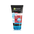 Un tube de nettoyant pour le visage 3-en-1 Garnier SkinActive Pure Active Intensif positionné sur un fond blanc. Le tube noir et bleu a des accents rouges et blancs, soulignant ses utilisations pour le nettoyage, l'exfoliation et comme masque.