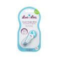 L'image montre un coupe-ongles pour bébé emballé. Le paquet est bleu clair à pois blancs, et la marque "Luc et Léa" est inscrite en haut. Le coupe-ongles est conçu pour les bébés de 6 mois et plus et est livré avec un capuchon de protection.