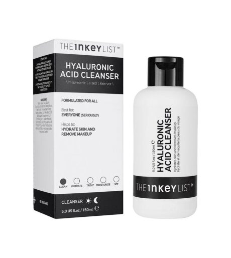 Image du nettoyant à l’acide hyaluronique The Inkey List. La bouteille blanche a un bouchon noir et un texte en lettres noires. À côté se trouve la boîte du produit au design similaire, détaillant ses avantages comme aider à hydrater la peau et à démaquiller. Le flacon fait 150 ml.