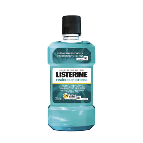 Une bouteille de bain de bouche Listerine étiquetée « Fraîcheur Intense ». Le liquide bleu clair est visible à travers le flacon transparent. L'étiquette, en français, mentionne un nettoyage en profondeur et une haleine fraîche. Le flacon a un bouchon noir et contient 250 ml de bain de bouche.