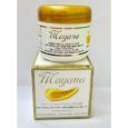 Image d'un produit appelé « Mayana Day & Night Face Cream » dans un contenant blanc et or. Le pot est placé sur sa boîte, qui présente le même marquage et une touche de crème jaune. L'encadré répertorie des propriétés telles que l'anti-taches, l'anti-acné, l'anti-rides et l'anti-UV.