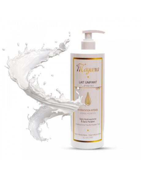 Une bouteille blanche de lait éclaircissant Mayana avec un distributeur à pompe. La bouteille est étiquetée "Lait Unifiant Hydratation Intense" et une touche de lait blanc tourbillonne autour d'elle. L'emballage mentionne qu'il est exempt de parabènes et d'hydroquinone.