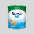 Un bidon vert et blanc de préparation pour nourrissons Blédina Nursie AR Lait est présenté sur un fond gris. L'étiquette indique qu'il est destiné aux bébés de 0 à 6 mois, présente une image d'ours en peluche et comprend un texte sur l'anti-régurgitation. Le poids net est de 400g.