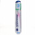 Une brosse à dents Sensodyne dans son emballage. La brosse à dents a un manche rose et blanc avec des poils bleus doux. L'emballage est majoritairement blanc avec des accents bleus et verts, arborant le logo Sensodyne et soulignant son adéquation aux dents sensibles.