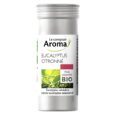 Un récipient cylindrique en argent marqué "Le comptoir Aroma" figurant des feuilles d'eucalyptus. L'étiquette indique « Eucalyptus Citronné » et indique qu'il s'agit d'une huile essentielle biologique. Le texte sur l'étiquette est en français et en anglais.