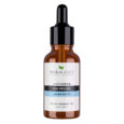 Un flacon en verre marron avec un bouchon compte-gouttes noir, étiqueté « Biobalance SuperSerum AHA-Peeling Glycolic Acid 8% ». L'étiquette indique également : « Pour une peau claire et éclatante. Produit naturel ». Le design comprend un logo de feuille verte et du texte blanc, bleu et noir.