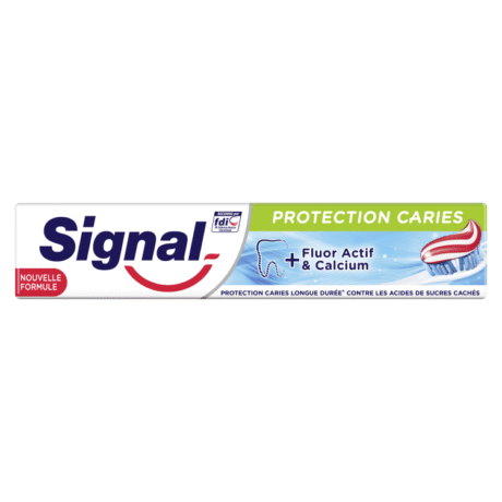 Un emballage de dentifrice indique « Signal Protection Caries ». La boîte présente un design en forme de bouclier bleu avec « Fluor Actif & Calcium » et un graphique représentant une brosse à dents avec du dentifrice. Le texte français indique une nouvelle formule et une protection longue durée des caries contre les sucres cachés.