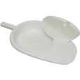 Bassin de lit d'hôpital en plastique blanc avec une poignée à une extrémité et un couvercle partiellement ouvert sur le dessus. Le bassin de lit est de forme ovale avec un fond plat conçu pour être utilisé par le patient au lit.