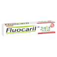Image d'une boîte de dentifrice étiquetée « Fluocaril Junior 6-12 ans ». Le packaging souligne qu'il a une nouvelle formule et mentionne « Fruits Rouges ». Il prétend aider à prévenir les caries et à renforcer l’émail avec 97 % d’ingrédients naturels.