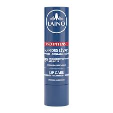 Un baume à lèvres Laino bleu en stick étiqueté « Pro Intense » avec un texte en français et en anglais. L'étiquette souligne que le produit de soin des lèvres hydrate, apaise et répare. Le logo de la marque est affiché en haut du stick.