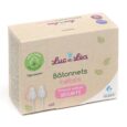 Une boîte cartonnée de cotons-tiges bébé Luc et Léa avec conseils de sécurité. Le devant de la boîte comporte un texte en français et un logo pour les Laboratoires Gilbert. L'emballage souligne que les bâtons sont faits de papier et de coton 100% biologique. La boîte contient 60 écouvillons.