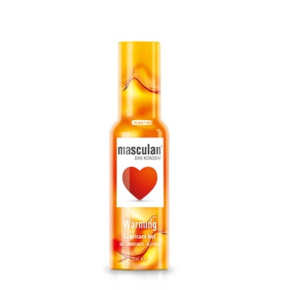 Une bouteille orange de gel lubrifiant chauffant Masculan das Kondom avec un logo cœur d'amour sur le devant. L'étiquette comprend les textes « Warming Lubricant Gel » et « GEL LUBRIFIANT CHAUFFANT ». La bouteille a un design enflammé indiquant la chaleur.