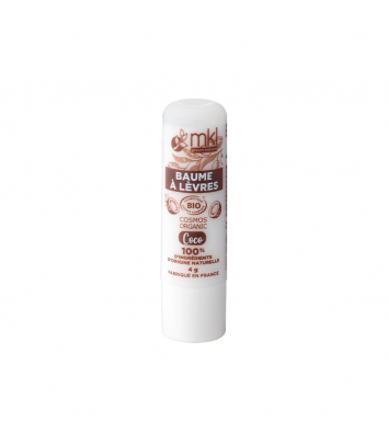 Image d'un tube de baume à lèvres cylindrique blanc avec du texte et des éléments de conception marron. L'étiquette indique "MKL Baume à Lèvres" et "BIO" avec d'autres détails comme "COSMOS ORGANIC" et "100% d'origine naturelle". Le produit est fabriqué en France.
