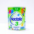 Une canette de Lait de Croissance Nactalia 3 pour les enfants de 1 à 3 ans est exposée. La canette présente des couleurs vives, notamment des détails bleus, verts et rouges, et est étiquetée en anglais et en arabe. Il pèse 400 grammes et fournit des informations nutritionnelles clés.