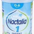 Une boîte de lait maternisé Nactalia pour les bébés âgés de 0 à 6 mois. Le récipient est bleu et blanc, étiqueté « 1 lait infantile » et pèse 400 grammes. Le produit est fabriqué en France et affiche les couleurs du drapeau français sur le côté.