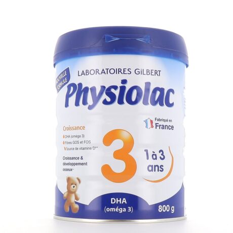 Un contenant bleu et blanc de lait maternisé Physiolac pour les 1 à 3 ans. L'étiquette, en français, indique qu'il contient du DHA (Oméga 3) et des vitamines. Il y a une petite illustration d'ours en peluche et le poids du produit est de 800 grammes. Fabriqué par les Laboratoires Gilbert en France.