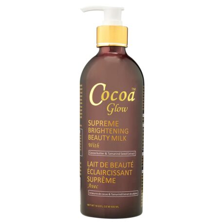 Une bouteille brune de lait de beauté éclaircissant Cocoa Glow Supreme avec une pompe blanche. L'étiquette comprend un texte en anglais et en français, précisant qu'il contient du beurre de cacao et de l'extrait de graines de tamarin. La bouteille mesure 16,8 fl oz (500 ml).