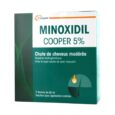 Image d'une boîte de produit pour « Minoxidil Cooper 5 % », une solution topique conçue pour traiter la perte de cheveux modérée due à l'alopécie androgénétique chez les hommes adultes. La boîte présente des couleurs vertes et blanches avec du texte en français et contient trois flacons de 60 ml.
