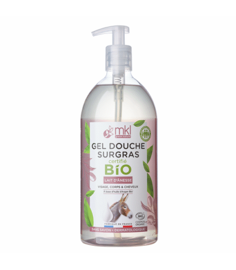 Un flacon en plastique transparent avec distributeur à pompe contenant du gel douche certifié biologique MKL Green Nature. L'étiquette montre l'image d'un âne et indique que le gel est pour le visage, le corps et les cheveux, enrichi en lait d'ânesse, sans savon et testé dermatologiquement.