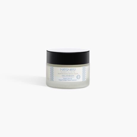Un pot de crème réparatrice intensive Nesnesi Olive est présenté sur un fond blanc. La crème est présentée dans un récipient cylindrique givré avec un couvercle noir. L'étiquette comprend le nom de la marque, le nom du produit ainsi que du texte et des graphiques supplémentaires.