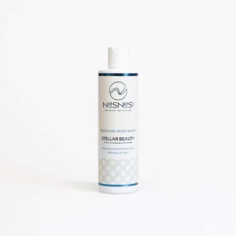 Une bouteille blanche de NeSNeS ! Gel douche apaisant avec « Stellar Beauty » écrit dessus. L'étiquette mentionne « Aloe Vera & Broadleaf Skin Relief » et « 99 % d'origine naturelle ». Le design présente un motif minimaliste et un couvercle relevable.