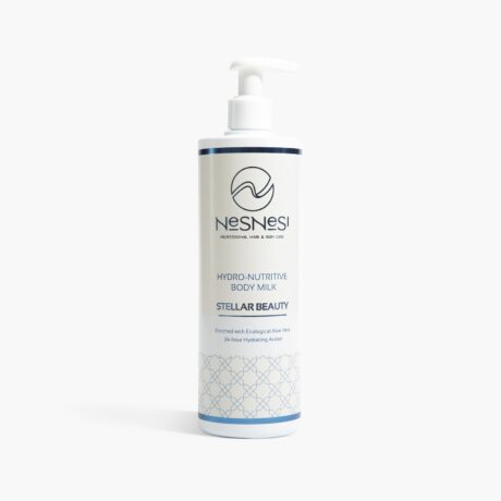 Une grande bouteille cylindrique blanche avec un distributeur à pompe, étiquetée « Nesnesi Professional Hair & Skin Care ». Le flacon indique « Lait corporel hydro-nutritif, Stellar Beauty », indiquant qu'il est enrichi en aloe vera écologique et offre une action hydratante pendant 24 heures.