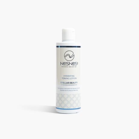 Une bouteille blanche de lotion tonifiante hydratante Nesnesi avec des accents bleus, arborant le logo de la marque en haut. L'étiquette ci-dessous indique « Stellar Beauty » et décrit la lotion comme nourrissante et adaptée aux peaux normales. La bouteille est debout sur un fond blanc.