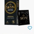 Image d'une boîte de préservatifs SKYN Original noire et dorée sur laquelle est écrit "Sensations Naturelles". À côté de la boîte se trouve un seul préservatif enveloppé de noir. Ci-dessous, de petites images présentent différents packs de préservatifs SKYN. Une icône en forme de cœur bleu est également visible dans le coin inférieur droit.