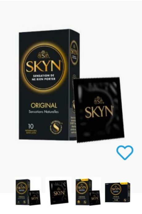 Image d'une boîte de préservatifs SKYN Original noire et dorée sur laquelle est écrit "Sensations Naturelles". À côté de la boîte se trouve un seul préservatif enveloppé de noir. Ci-dessous, de petites images présentent différents packs de préservatifs SKYN. Une icône en forme de cœur bleu est également visible dans le coin inférieur droit.