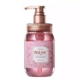 Une bouteille rose de gel douche blanchissant Moist Ailke avec un distributeur à pompe. L'étiquette présente des fleurs de cerisier et un texte indiquant qu'il s'agit d'une variante Sakura, d'une capacité de 500 ml. Le capuchon et la pompe sont en or rose.