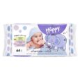 Un paquet de lingettes Happy baby représentant un éléphant de dessin animé violet pulvérisant de l'eau sur son dos. L'emballage indique "64 pcs" et "allantoïne + vit. E." Un bébé portant une serviette bleue est représenté en arrière-plan. Le design comprend des pois violets et gris.