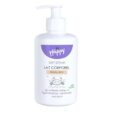 Un flacon pompe blanc étiqueté « Happy Sensitive Lait Corporel Émollient ». La bouteille présente un design violet avec une illustration de bébé endormi. Le texte ci-dessous indique « hydratation optimale » et « vegan sans parfum.