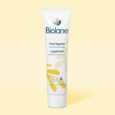 Un tube blanc de Talc Liquide Biolane debout sur un fond jaune clair. L'emballage comporte un texte bleu et jaune détaillant le nom du produit et ses avantages, ainsi que des logos indiquant des tests dermatologiques et d'autres certifications.
