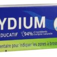 Image d'une boîte de dentifrice étiquetée « Elgydium Dentifrice Éducatif ». L'emballage mentionne qu'il s'agit d'ingrédients naturels à 94 % et destinés à un usage éducatif pour mettre en évidence les zones de plaque dentaire. Il convient aux enfants de 7 ans et plus, sous la marque Pierre Fabre Oral Care.
