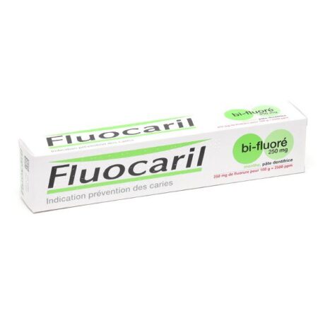 Une boîte tube blanche de dentifrice Fluocaril avec texte vert et noir. La boîte indique qu'elle contient 250 mg de bi-fluorure et qu'elle est conçue pour la prévention des caries. Le texte est en français : « Indication prévention des caries.